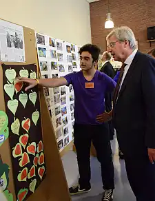 Hossein informiert Bürgermeister Jens Böhrnsen über das Projekt Kinderrechte