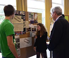 Julia, Schülerguide am Denkort Bunker Valentin, berichtet dem Bürgermeister von den Führungen an der Gedenkstätte