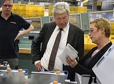 Abteilungsleiterin Petra Bartholomäus zeit Bürgermeister Böhrnsen die hochmoderne Sortieranlage.