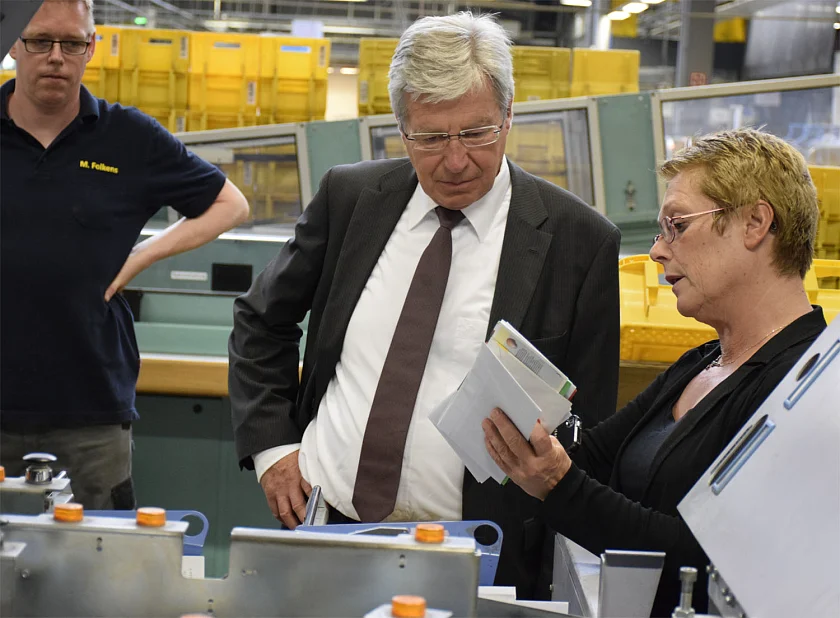 Abteilungsleiterin Petra Bartholomäus zeit Bürgermeister Böhrnsen die hochmoderne Sortieranlage.