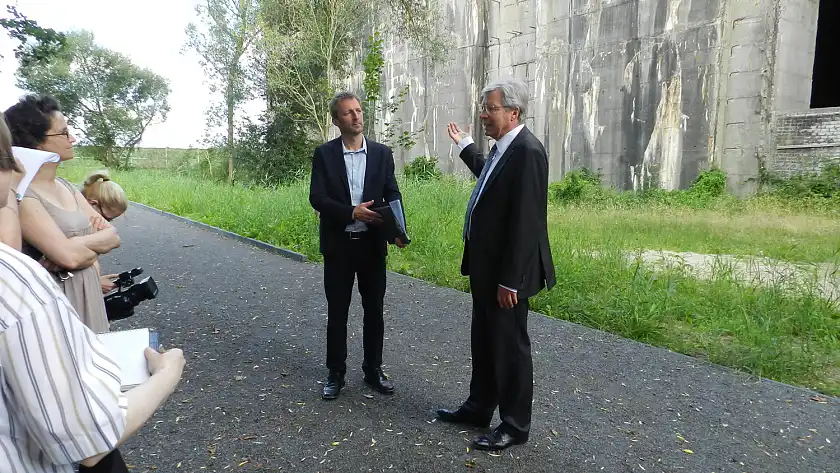 Informationsbesuch am Bunker: Bremens Bürgermeister Jens Böhrnsen und Thomas Köcher, Leiter der Landeszentrale für politische Bildung Bremen