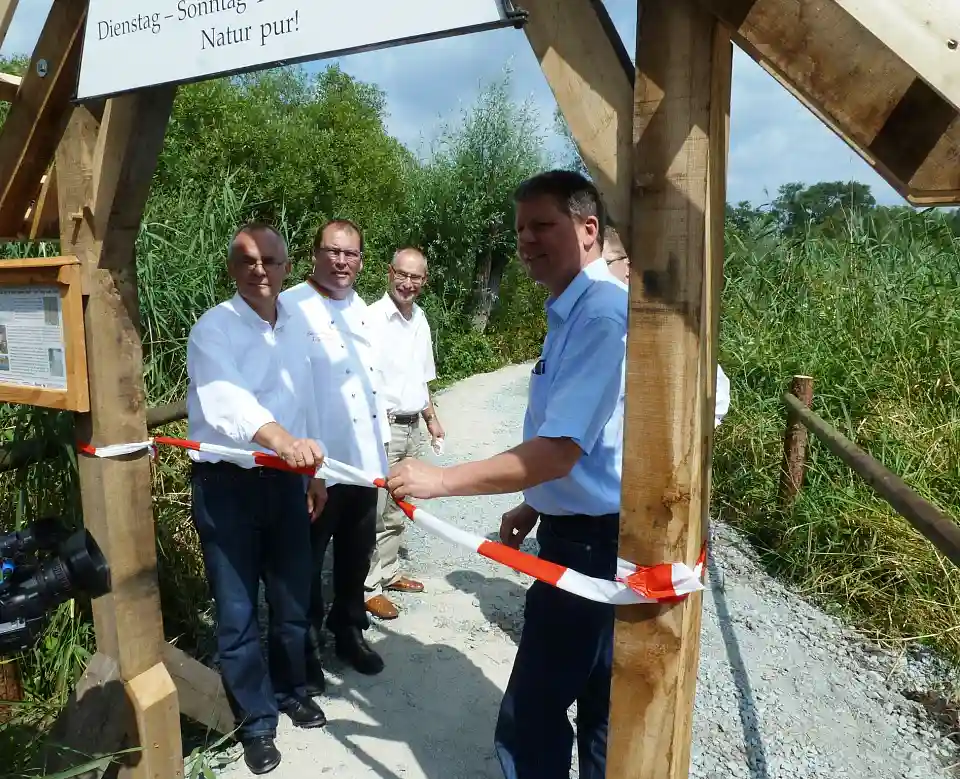 Der Weg zum Fähranleger ist wieder frei: Umweltsenator Joachim Lohse (re.), Lilienthals Bürgermeister Willy Hollatz (li.), Fährbetreiber Jürgen Geffken (2.v.li.) und Georg Musiol, Abteilungsleiter Natur und Wasser, Bremer Umweltbehörde, bei der Eröffnung