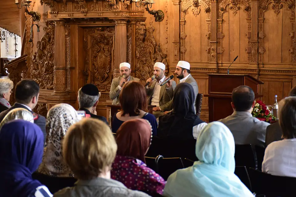 Die Gruppe Feyz-ul Kur´an rezitiert gesanglich eine Sure aus dem Koran zum Lobe Allahs