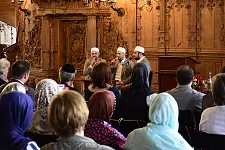 Die Gruppe Feyz-ul Kur´an rezitiert gesanglich eine Sure aus dem Koran zum Lobe Allahs