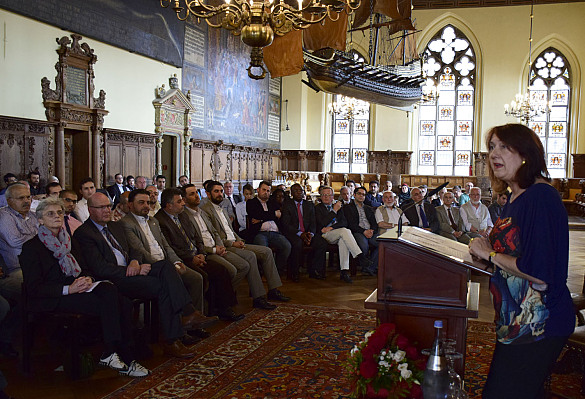 Bürgermeisterin Karoline Linnert begrüßt die Gäste des Ramadan-Empfangs in der Oberen Rathaushalle