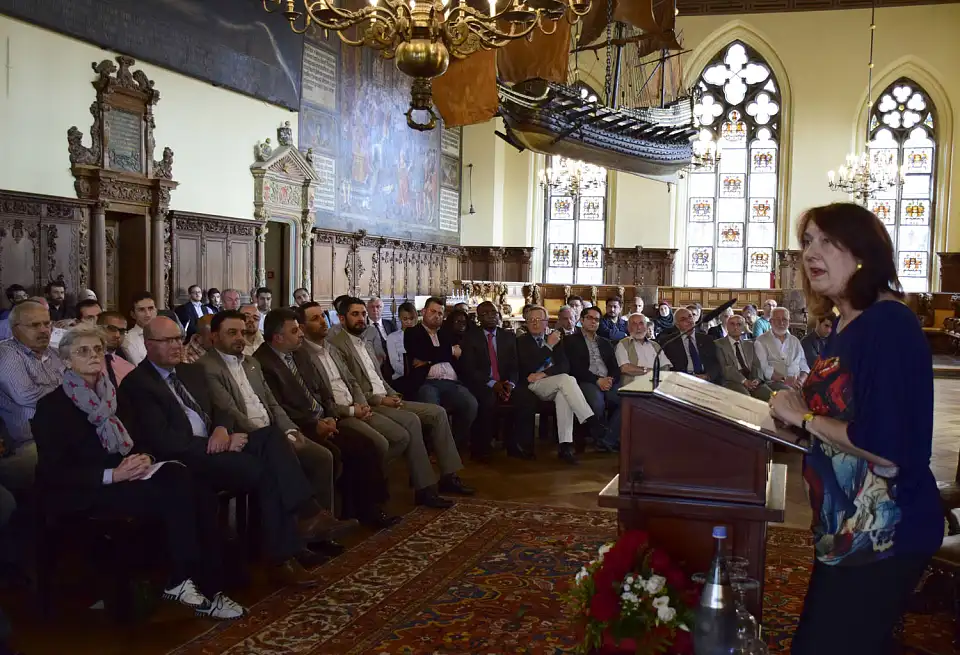 Bürgermeisterin Karoline Linnert begrüßt die Gäste des Ramadan-Empfangs in der Oberen Rathaushalle