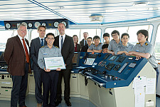 Große Freude auf der Brücke: Kapitän Bag Su Hoan präsentiert die greenports-Urkunde