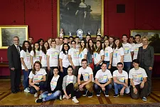 Ehrung im Bremer Rathaus für das "Internationale Workcamp" - Mit Senatorin Quante-Brandt und Dietmar Werstler, Bremer Landesvorsitzender des Volksbundes Deutsche Kriegsgräberfürsorge (ganz links) 