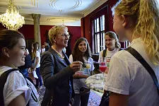 Im Gespräch: Jugendliche und Senatorin Quante-Brandt