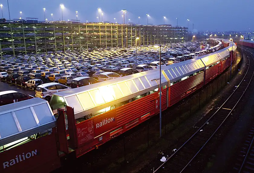Der Autoumschlag in Bremerhaven hat eine neue Rekordmarke erreicht. Im ersten Halbjahr 2014 wurden mehr als 1,1 Millionen Fahrzeuge umgeschlagen.