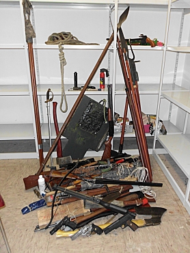 Das Bild zeigt einen Teil der sichergestellten Waffen und Gegenstände