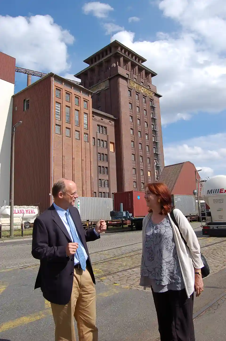Berend Jürgen Erling erläutert Karoline Linnert, warum der Standort der Rolandmühle direkt am Wasser Gold wert ist