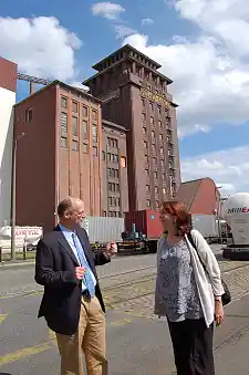 Berend Jürgen Erling erläutert Karoline Linnert, warum der Standort der Rolandmühle direkt am Wasser Gold wert ist