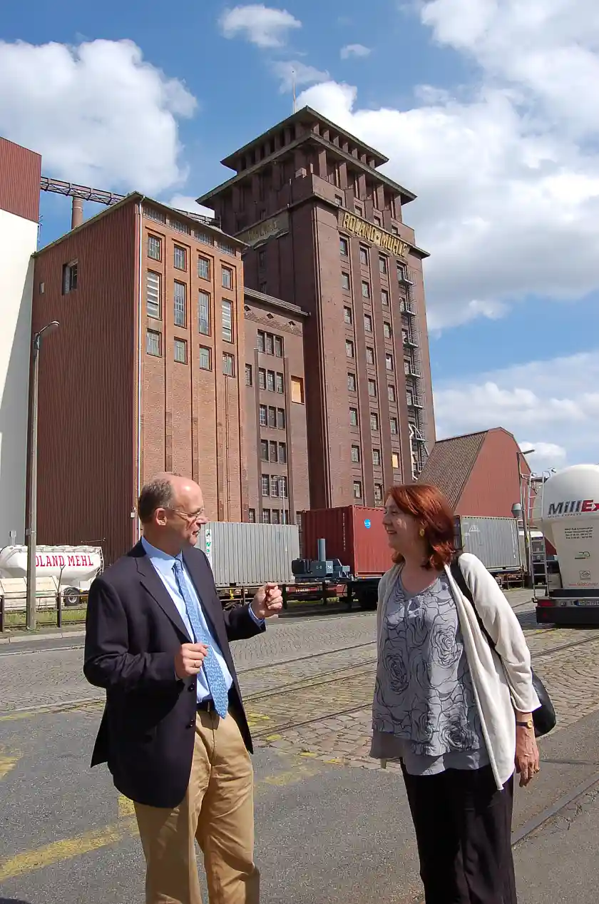 Berend Jürgen Erling erläutert Karoline Linnert, warum der Standort der Rolandmühle direkt am Wasser Gold wert ist