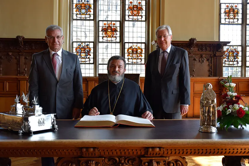 Beim Eintrag in der Oberen Rathaushalle (v.r.n.l.): Bürgermeister Jens Böhrnsen, Bischof Isaac Barakat und Honorarkonsul Chawkat Takla