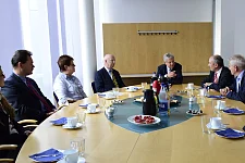 Gesprächsrunde mit Bürgermeister Böhrnsen (3. von re.) beim BG Unfallambulanz und Rehazentrum Bremen 