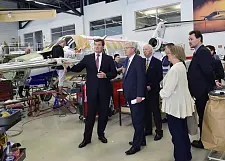 In der Flugzeughalle von Altas Air Service: Vorstand Dr. Nicolaus von Mende (li.) erläutert die Wartung von Flugzeugen