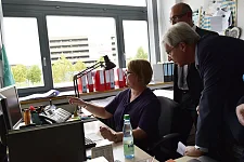 Bauzeichnerin Petra Matzko erklärt Bürgermeister Böhrnsen ein am Computer erstelltes 3D-Modell eines Gebäudes