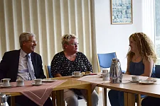 Bürgermeister Böhrnsen (li.) im Gespräch mit Nagham Chami (re.) und Hildegard Seipel