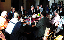 Eine Delegation informiert Bremens Bürgermeister Jens Böhrnsen über Situation der Jeziden im Nordirak und Syrien