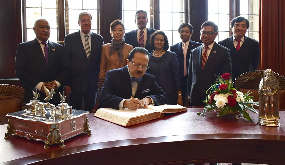 Dr. Fauzi Bowo trägt sich als Erster in das Goldene Buch der Freien Hansestadt Bremen ein