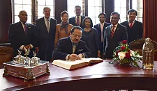 Dr. Fauzi Bowo trägt sich als Erster in das Goldene Buch der Freien Hansestadt Bremen ein