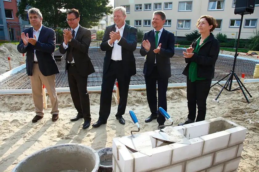 Freuen sich über die Grundsteinlegung (v.l.): GEWOBA-Vorstand Manfred Sydow, GdW Verbandspräsident Axel Gedaschko, GEWOBA-Vorstandsvorsitzender Peter Stubbe, Bausenator Dr. Joachim Lohse und Architektin Ingrid Spengler