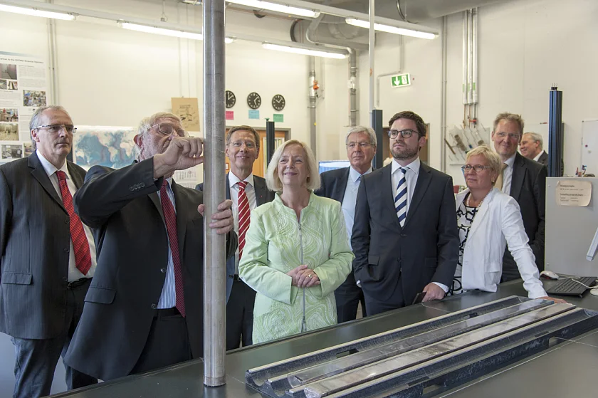 In Begleitung des Präsidenten des Senats der Freien Hansestadt Bremen, Bürgermeister und Kultursenator Jens Böhrnsen, der Wissenschaftssenatorin Prof. Dr. Eva Quante-Brandt sowie des MARUM-Direktors Prof. Dr. Michael Schulz besichtigte die Bundesministerin Johanna Wanka das MARUM | Foto: MARUM/Volker Diekamp