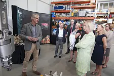 Die Gäste lassen sich den Tauchroboter MARUM-QUEST erklären  | Foto: MARUM/Volker Diekamp