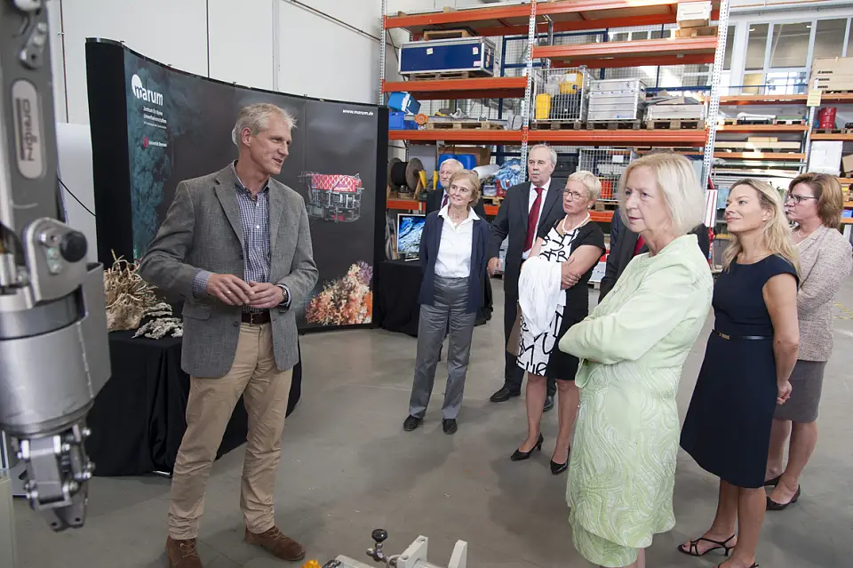 Die Gäste lassen sich den Tauchroboter MARUM-QUEST erklären  | Foto: MARUM/Volker Diekamp