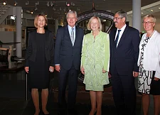 Rundgang durch das Deutsche Schiffahrtsmuseum Bremerhaven: Prof. Dr. Sunhild Kleingärtner, Geschäftsführende Direktorin des Museums, der Präsident des Senats der Freien Hansestadt Bremen, Jens Böhrnsen, Bundesministerin Prof. Dr. Johanna Wanka, Bremerhavens Oberbürgermeister Melf Grantz und Wissenschaftssenatorin Prof. Dr. Eva Quante-Brandt (v.l.)