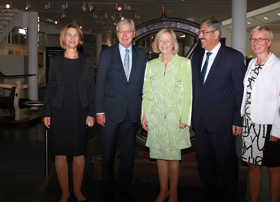 Rundgang durch das Deutsche Schiffahrtsmuseum Bremerhaven: Prof. Dr. Sunhild Kleingärtner, Geschäftsführende Direktorin des Museums, der Präsident des Senats der Freien Hansestadt Bremen, Jens Böhrnsen, Bundesministerin Prof. Dr. Johanna Wanka, Bremerhavens Oberbürgermeister Melf Grantz und Wissenschaftssenatorin Prof. Dr. Eva Quante-Brandt (v.l.)