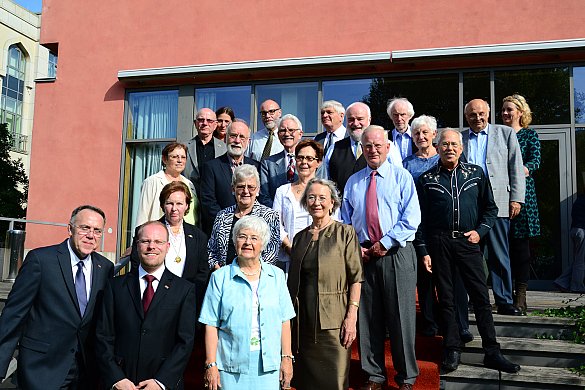 Gruppenfoto im Garten der Bremer Landesvertretung: die 20 Ehrenamtlichen aus Bremen und Bremerhaven vor dem Empfang bei Bundespräsident Gauck