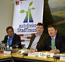 Senator Joachim Lohse stellt gemeinsam mit  Rainer Hamann (ADFC) und Jens-Christian Meyer (BSAG) den autofreien StadTraum am 21. September vor (von re.)