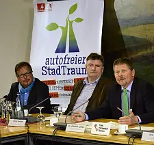 Senator Joachim Lohse stellt gemeinsam mit  Rainer Hamann (ADFC) und Jens-Christian Meyer (BSAG) den autofreien StadTraum am 21. September vor (von re.)