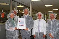 Freuen sich über die Auszeichnung der roha arzneimittel GmbH zum „Klimaschutzbetrieb CO2-20“ 2014: Umweltstaatsrätin Gabriele Friderich, Patrick Winten, Abteilungsleiter Konfektionierung, Geschäftsführer Andreas Berghöfer, Martin Schulze von der Koordinierungsstelle ‘initiative umwelt unternehmen‘ und technischer Leiter Ricardo Hopfenheit. (v.l.n.r.)