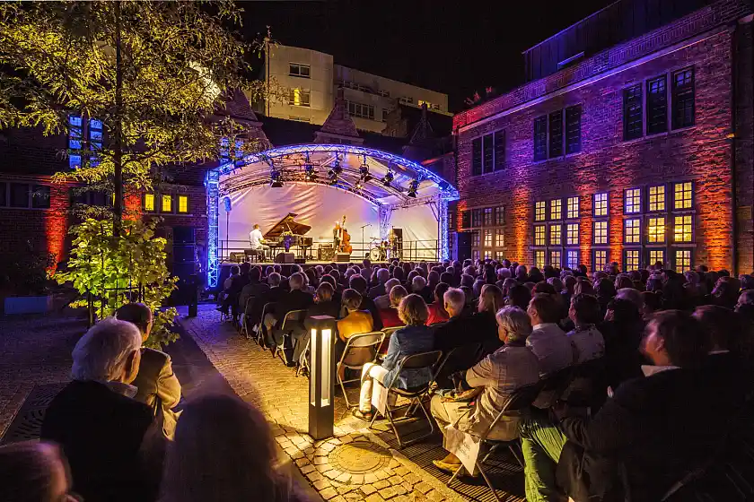 Mit der "großen Nachtmusik" wird das Musikfest Bremen eröffnet. Alljährlich kommen hierfür Musikliebhaber und Schaulustige an die Veranstaltungsorte in Bremen zusammen. Quelle: © Musikfest Bremen - fotoetage