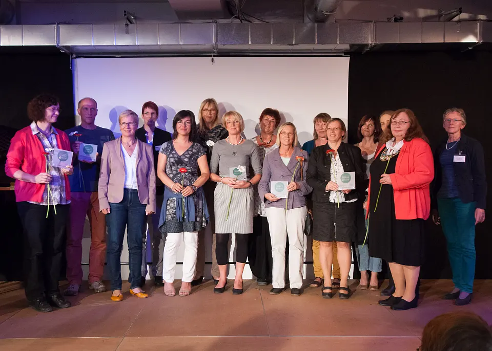 Senatorin Quante-Brandt mit Lehrkräften der ausgezeichneten Schulen 