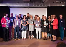 Senatorin Quante-Brandt mit Lehrkräften der ausgezeichneten Schulen 