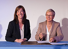 Senatorin Quante-Brandt und Cornelia Holsten von der Brema unterzeichnen den Rahmenvertrag