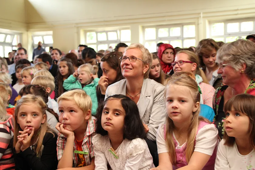Einschulung in der Grundschule am Bunnsackerweg: Senatorin Prof. Dr. Eva Quante-Brandt (Mitte) und Schulleiterin Ingrid Neumann (re.) zwischen den Erstklässlerinnen und Erstklässlern