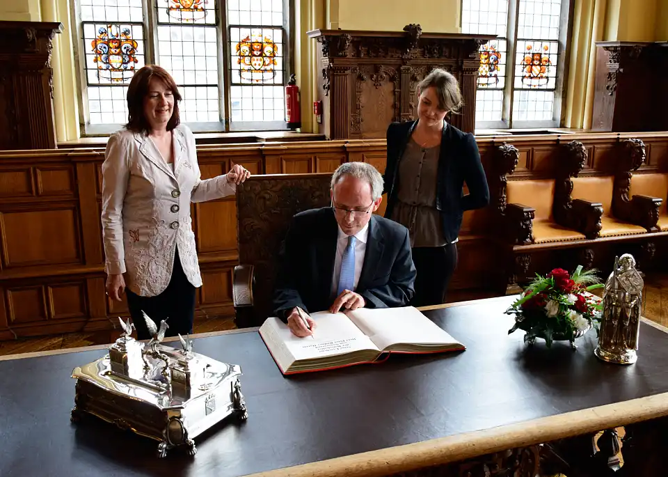 Eintrag ins Goldene Buch: Bürgermeisterin Karoline Linnert, Botschafter Peter Rodney Harris und Botschaftsmitarbeiterin Kate Wilson Butler (v.l.)