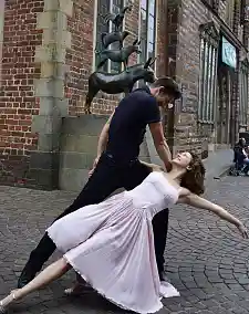 Die beiden Hauptdarsteller von  "Frances" und "Jonny" vor den Bremer Stadtmusikanten
