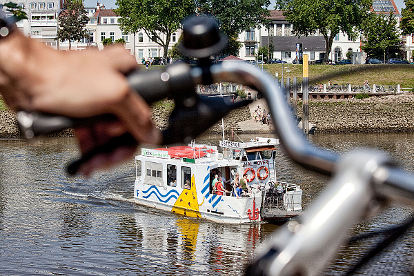Das Fahrrad ist in Bremen allgegenwärtig - auch hier: am Weserstrand beim Café Sand, genau gegenüber vom Osterdeich.  Quelle: WFB Wirtschaftsförderung Bremen GmbH/T. Vankann