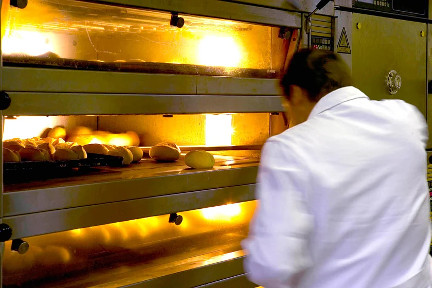 "Der neue Energieeffizienz-Leitfaden hilft Bäckereien Energiekosten und Umweltimmissionen zu senken. In Backöfen und Kälteanlagen werden 70% der genutzten Energie eingesetzt – aber nicht nur dort, wie der Leitfaden zeigt"