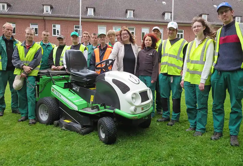 Senatorin Stahmann mit den Martinshof-Beschäftigten auf dem Campus der Jacobs University