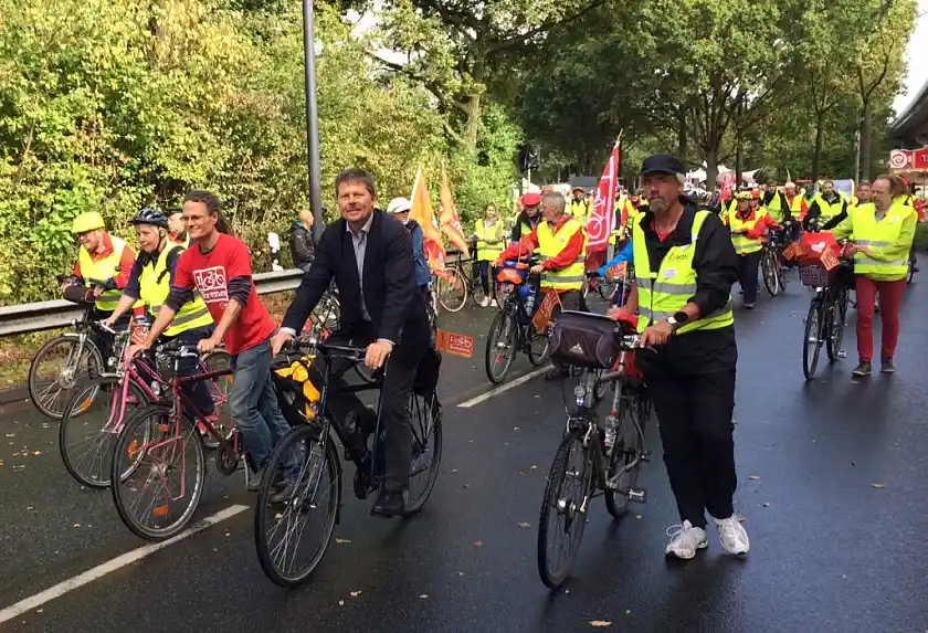 Senator Joachim Lohse und der ADFC-Vorsitzende Tobias Wolf (3.v.l.) zum Auftakt der Hochstraßentour