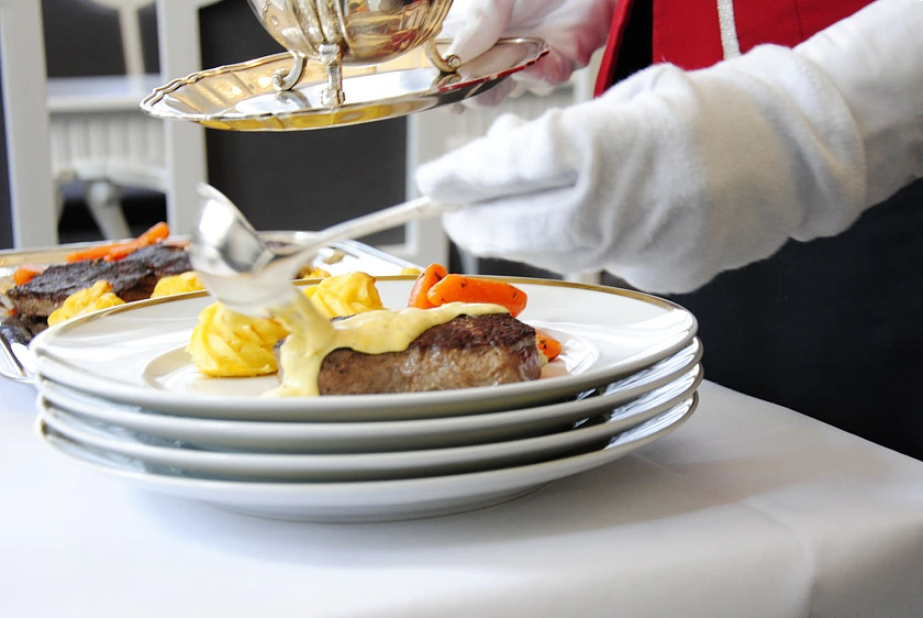 Service am Tisch des Gastes