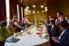 Botschafterbesuch in der Güldenkammer: Die Auszubildenden des Bankettmanagements beim Service