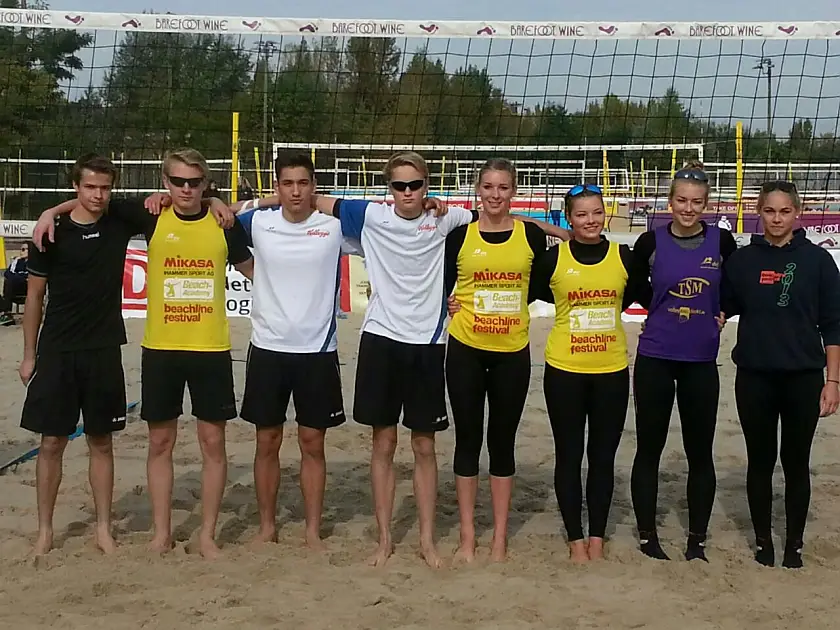 Die erfolgreichen Beachvolleyballerinnen und -volleyballer der Oberschule an der Ronzelenstraße 